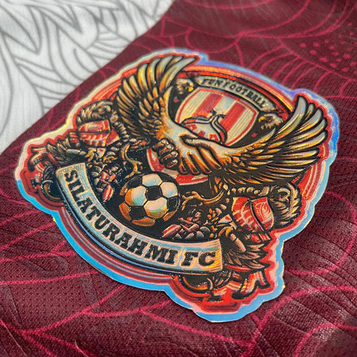 Detail logo TPU patch pada jersey dengan tampilan modern